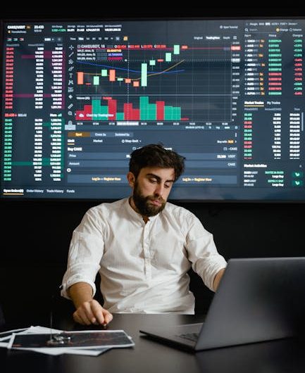 Торговый робот, автоматический советник, EA (expert advisor) – это инструменты, которые позволяют трейдерам использовать алгоритмический трейдинг без постоянного мониторинга рынка